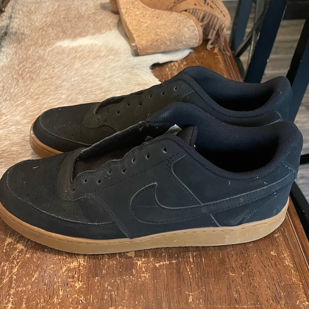 Man black Nikes